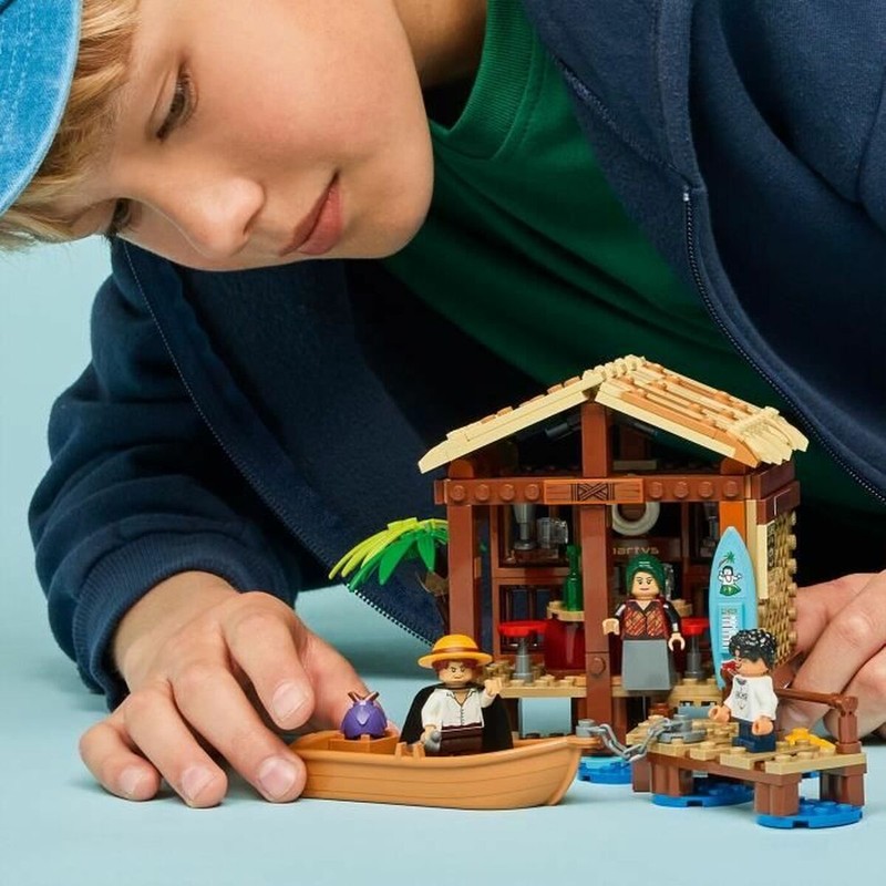 Niño jugando con el set de construcción LEGO