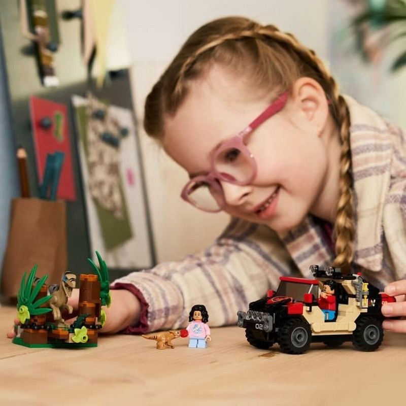 Set construcción educativo LEGO 76972, detalle del coche 4x4 y dinosaurio
