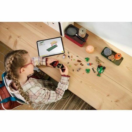 Niño jugando con bloques de construcción LEGO Jurassic World
