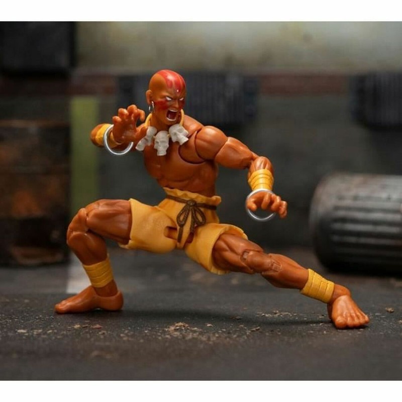 Muñeco articulado Dhalsim de 15 cm mostrando su flexibilidad