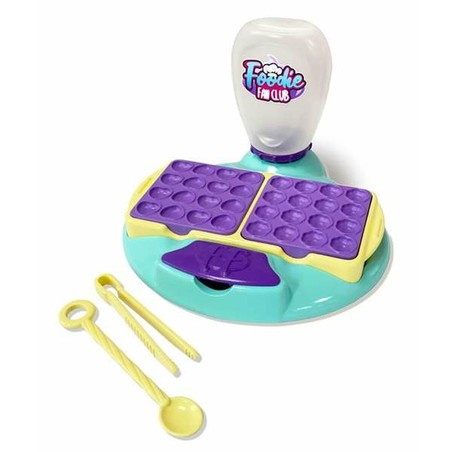 Niña jugando con juego educativo cocina Bizak