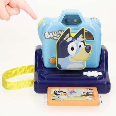 Niña jugando con cámara de fotos para bebés con música
