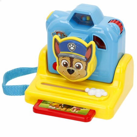 Niña jugando feliz con su cámara de fotos infantil Patrulla Canina