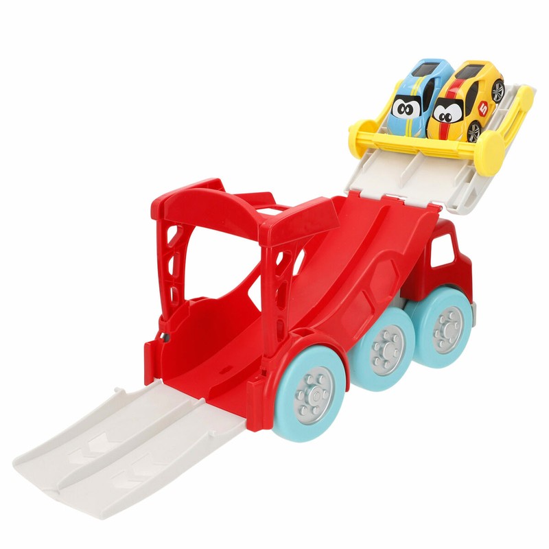 Set de juego educativo: Bebé explorando camión portacoches y vehículos de plástico.