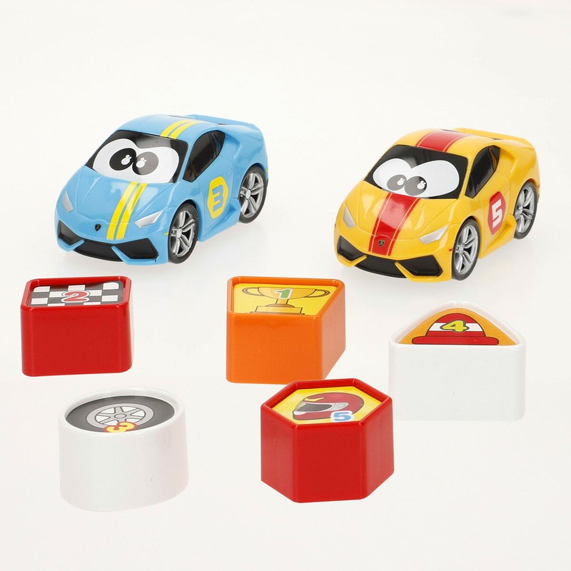 Juguete construcción motricidad fina: Niño jugando con coches Lamborghini y bloques de colores.