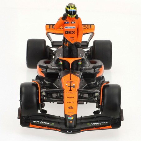 Detalle de réplica McLaren F1 MCL38 con acabados premium