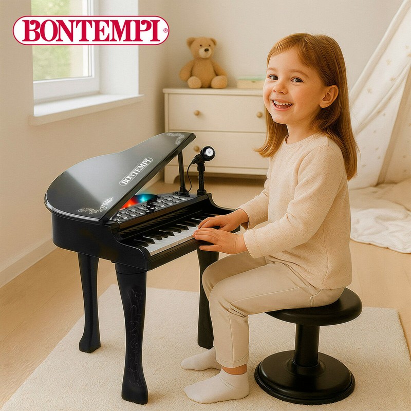 Niña tocando teclado musical educativo Bontempi con micrófono