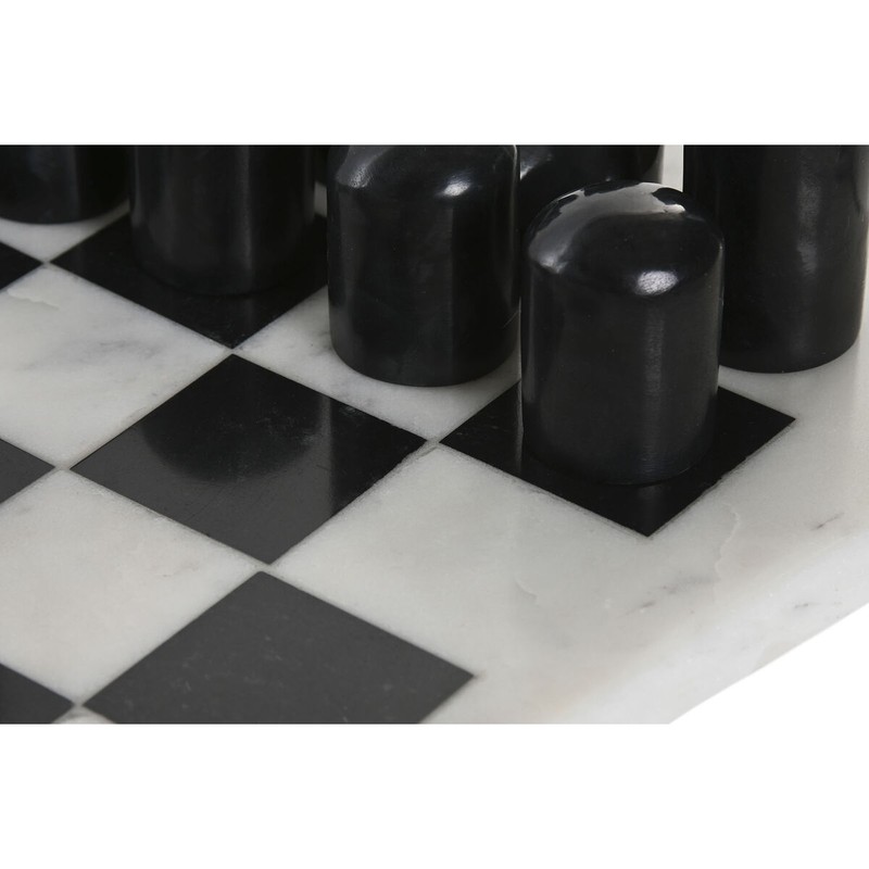 Juego de ajedrez mármol con piezas finamente pulidas sobre tablero decorativo.