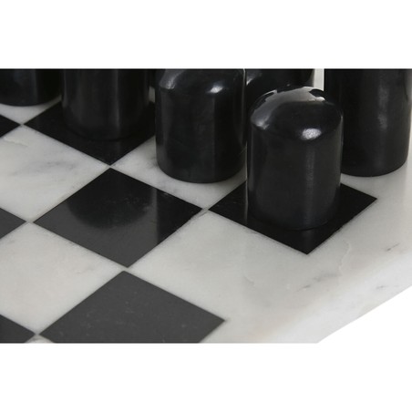 Juego de ajedrez mármol con piezas finamente pulidas sobre tablero decorativo.