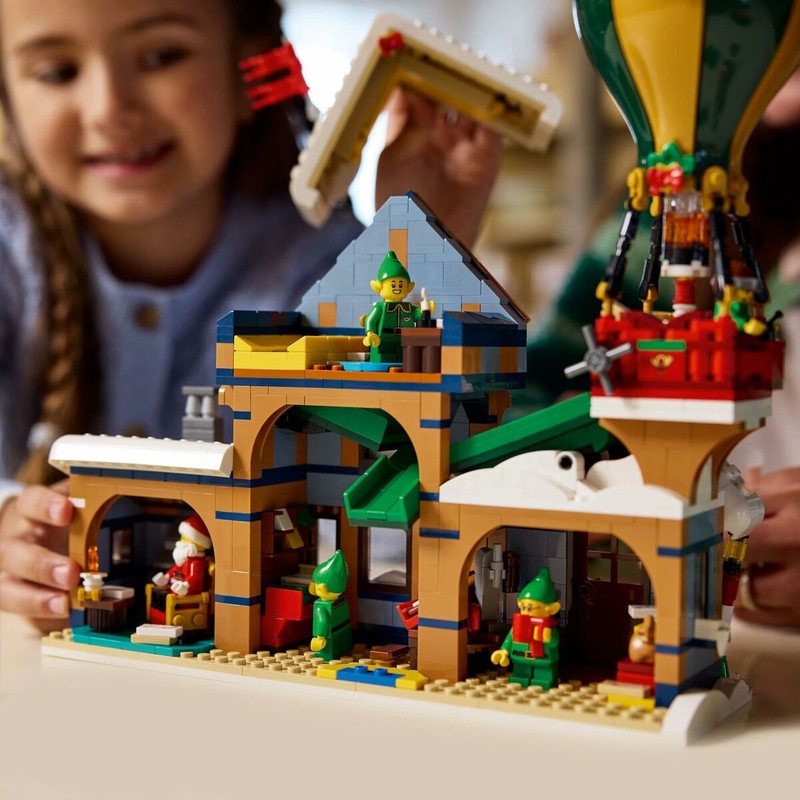 Vista lateral Lego ICONS Santa's Post Office elementos luminosos