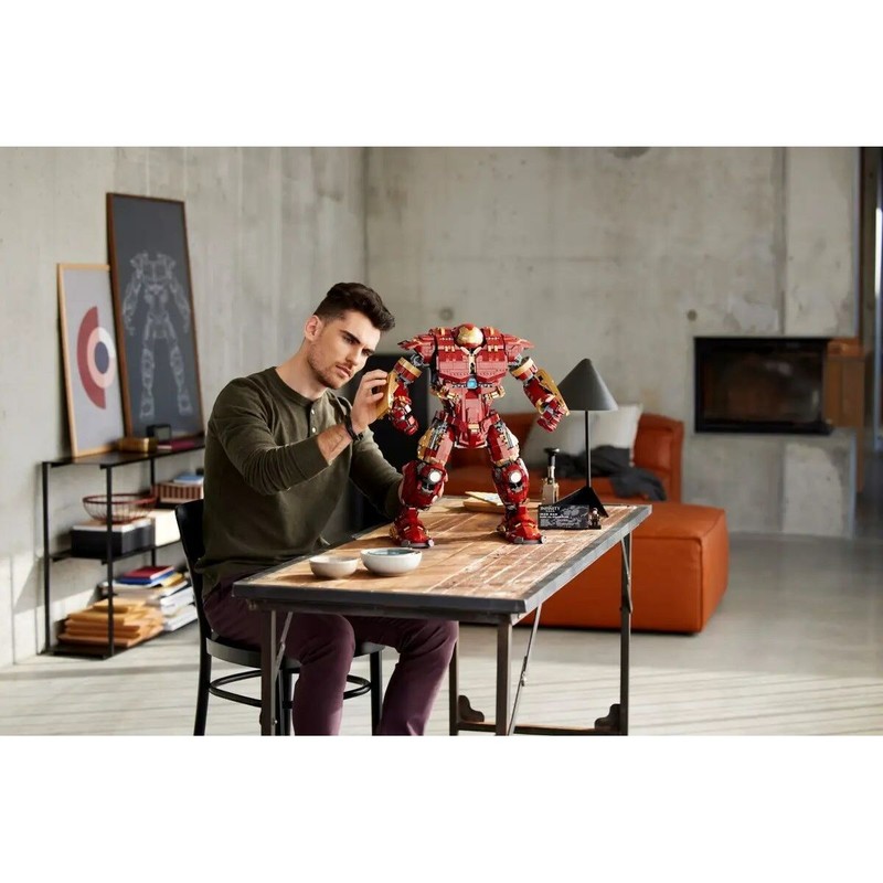 Maqueta Hulkbuster coleccionable, detalles de armadura roja y dorada