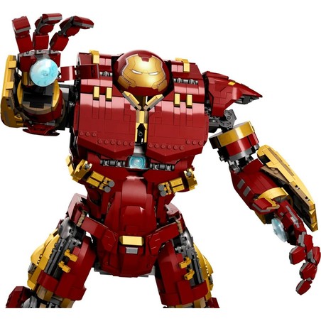 Figura articulada Hulkbuster, mostrando diferentes poses de acción