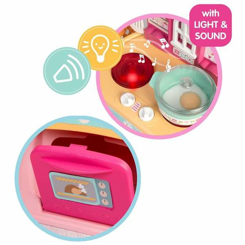 Niña jugando con su Muñeca Bebé Magic Cooking, regalo ideal para 3 años