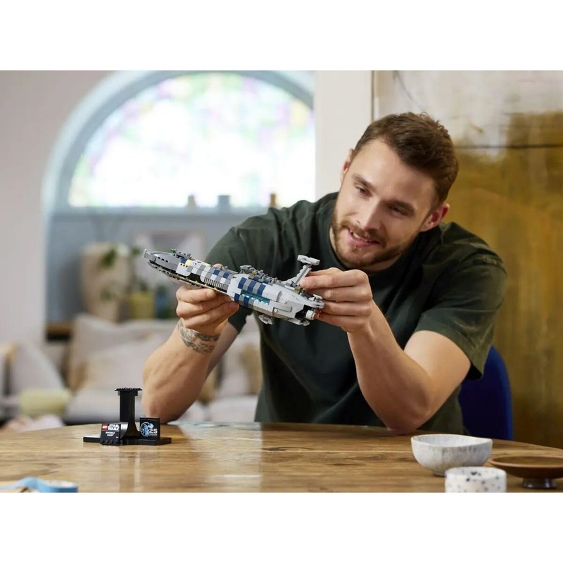 Réplica Lego Invisible Hand, mostrando proporciones y diseño.