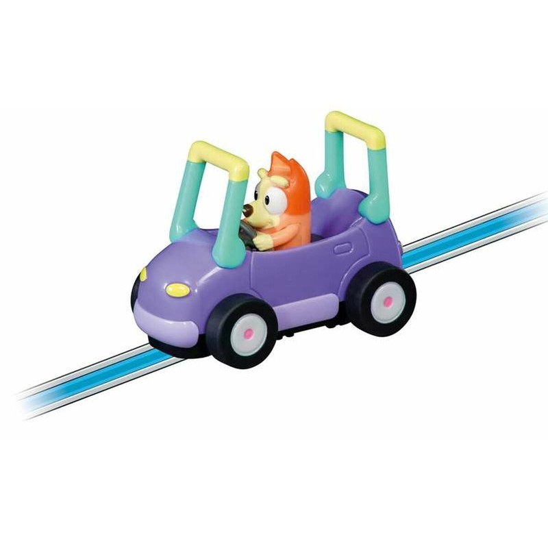 Camión juguete niños transportando coches en la pista