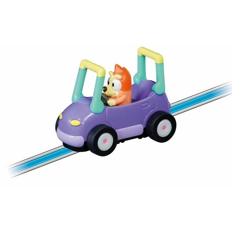 Camión juguete niños transportando coches en la pista
