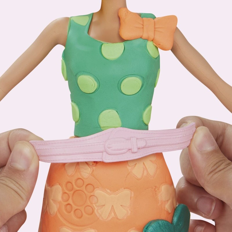Niña jugando con plastilina Play-Doh Barbie Pearls & Bows