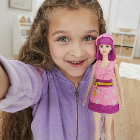 niña jugando con set Play-Doh Barbie