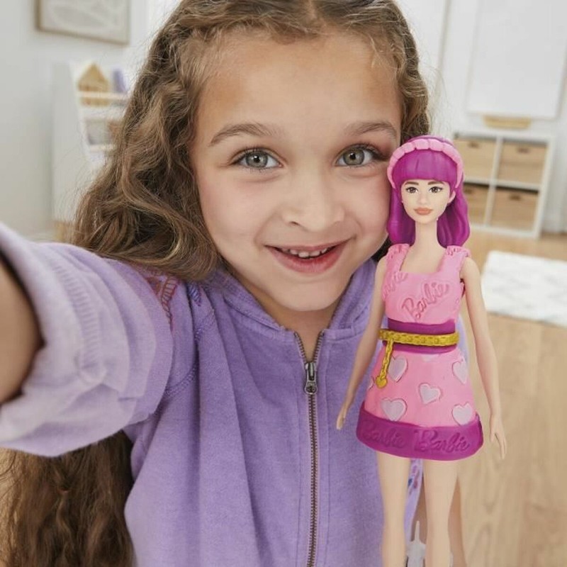 juego de rol con Barbie y plastilina