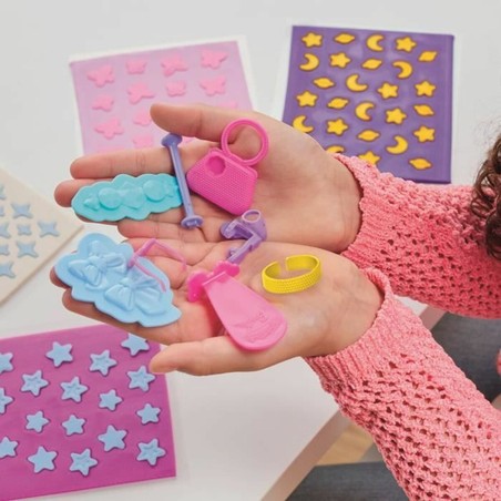 Manos de niño moldeando con set pintura niños Play-Doh