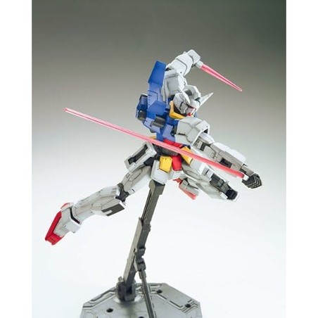 Montaje de figura coleccionable Gundam, requiere motricidad fina
