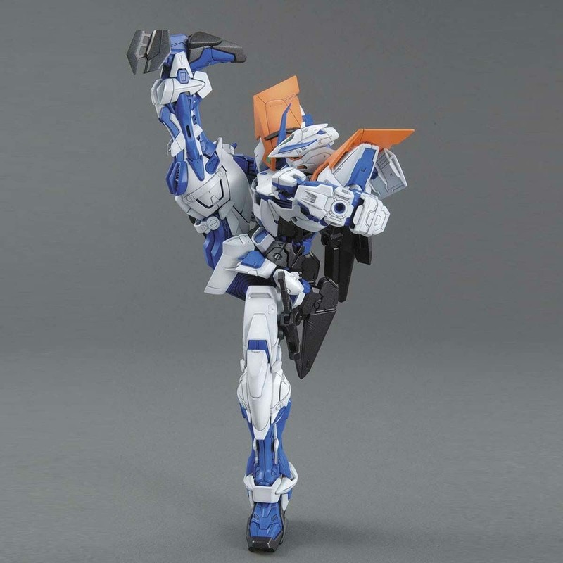Primer plano del rostro y detalles de la cabeza del Gundam Astray Blue Frame