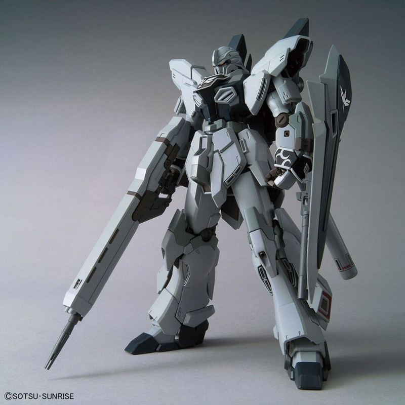 Figura de acción articulada Gundam en proceso de montaje