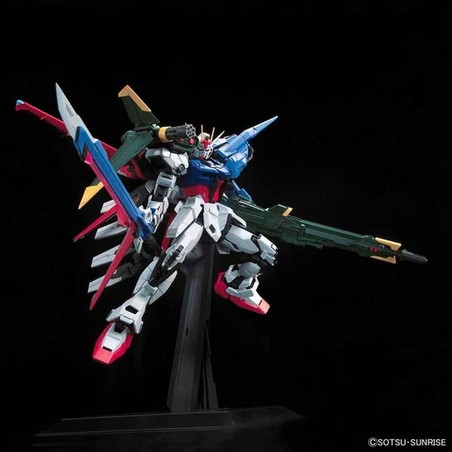 Vista trasera de la figura Gundam Perfect Strike montada