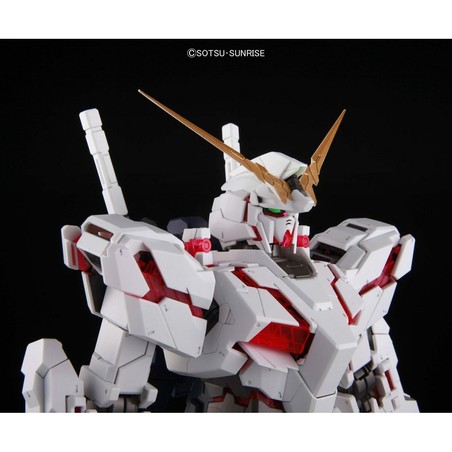 Maqueta Bandai Gundam Unicorn en modo Destroy con psicomarcos rojos