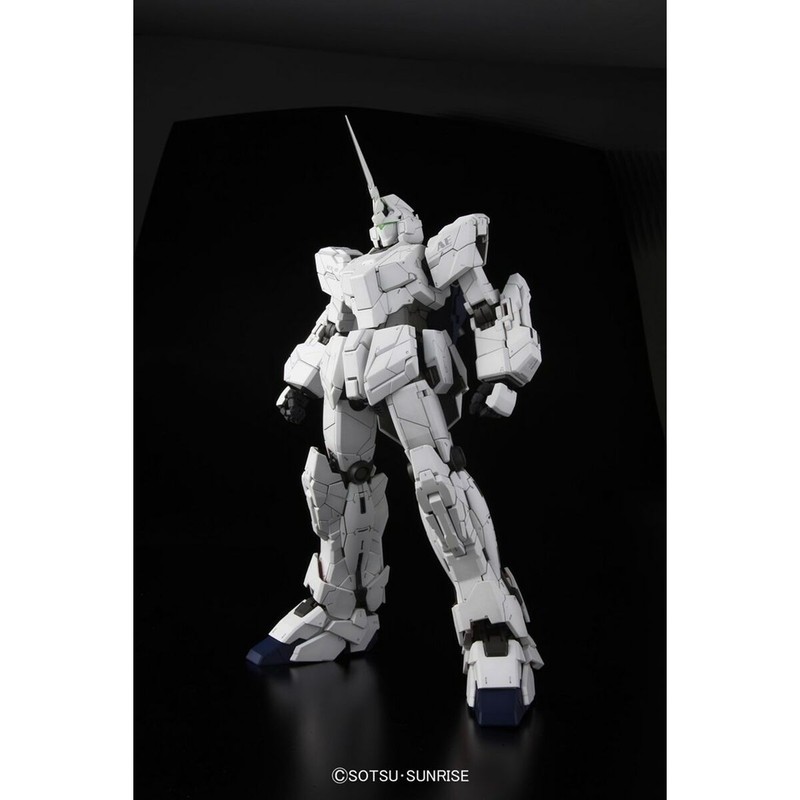Unicorn Gundam Perfect Grade exhibido en vitrina de colección