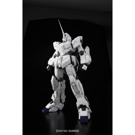 Unicorn Gundam Perfect Grade exhibido en vitrina de colección