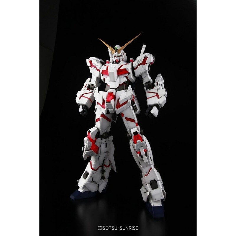 Vista trasera de la maqueta Gundam escala 1/60 con propulsores