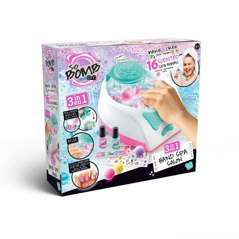 kit spa para niñas jugando con accesorios de manicura