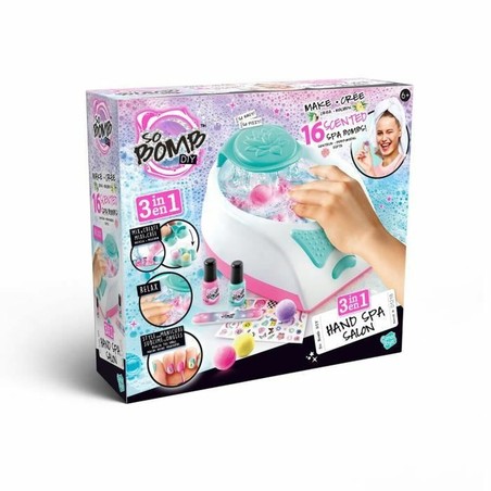 kit spa para niñas jugando con accesorios de manicura