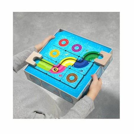 Niño jugando con HABA Splash Labyrinth, desarrollando motricidad fina