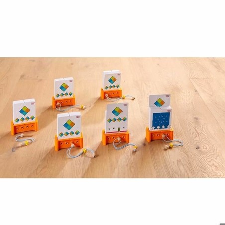 Niño jugando con HABA Logic Case, desarrollando lógica