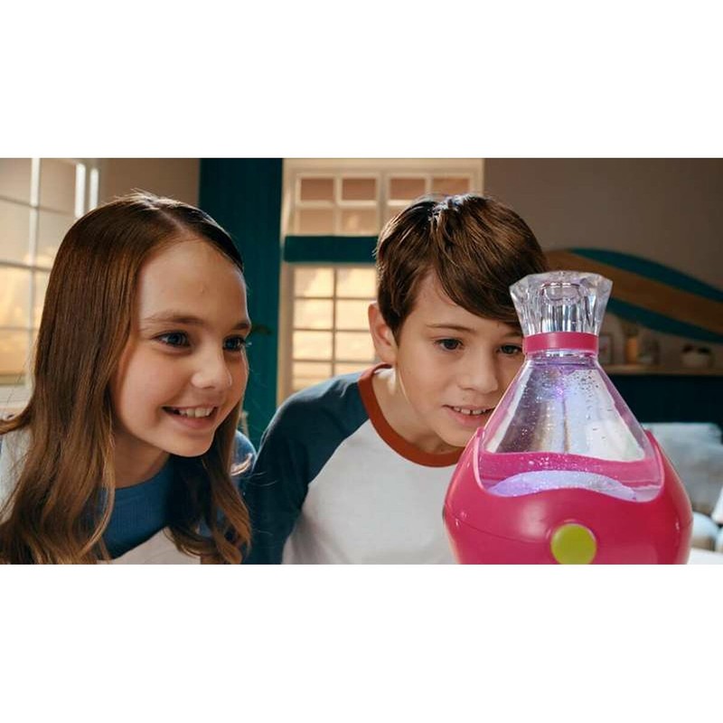 Niños jugando con el juego de mesa Bizak Fizzy Pets
