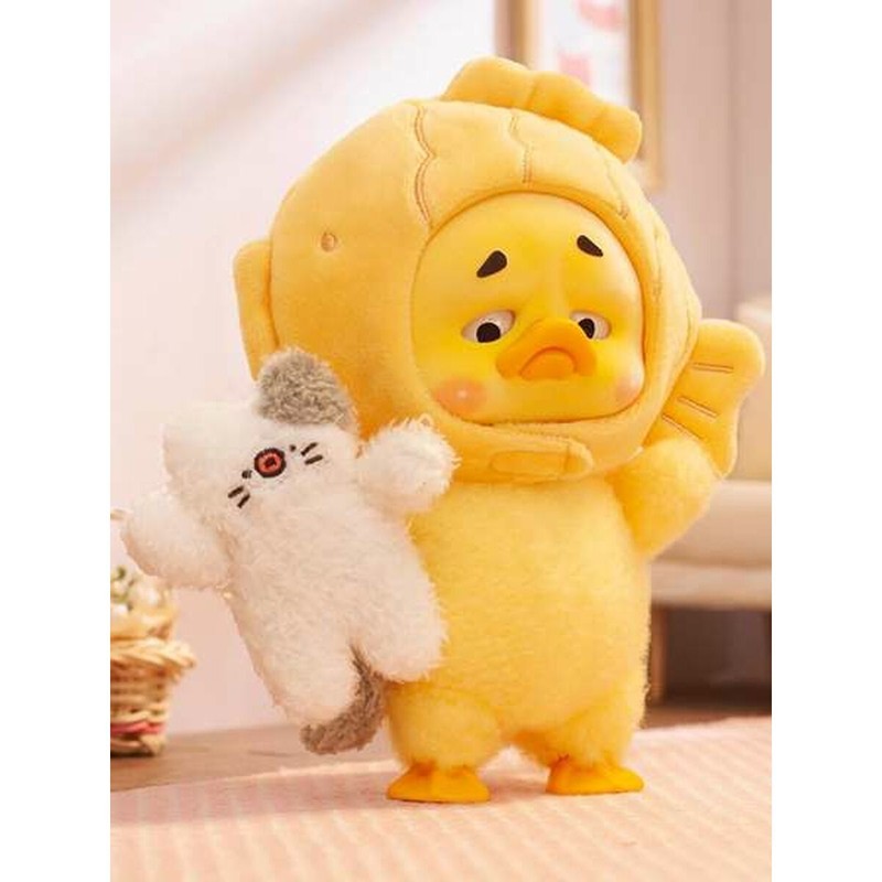 Peluche Upsetduck decorando una habitación infantil colorida.