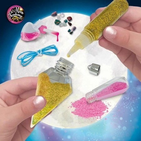 Niña feliz mostrando su colgante de cristal único con el kit pulseras niñas