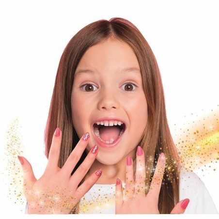 Niña jugando con el Laboratorio uñas Clementoni Multicolor