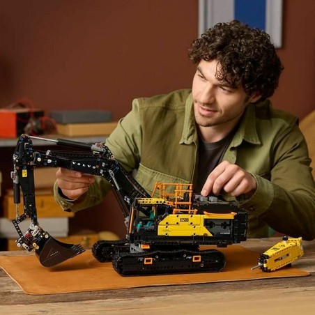 Maqueta detallada excavadora híbrida Lego en proceso de montaje