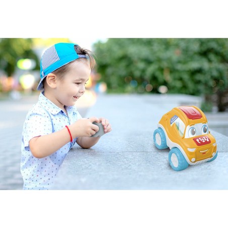 Detalle del coche radiocontrol Clementoni Galipette para pequeños