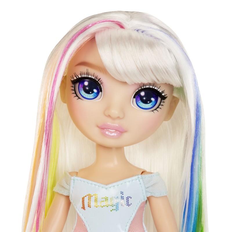 Detalle del rostro de la muñeca Rainbow High Amaya y su maquillaje único.