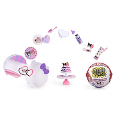 Vista de cerca de los accesorios Hello Kitty para coleccionar