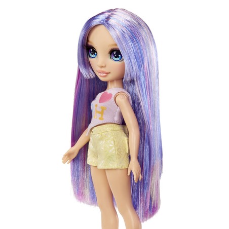 Muñeca de moda para jugar, fomenta la expresión creativa.