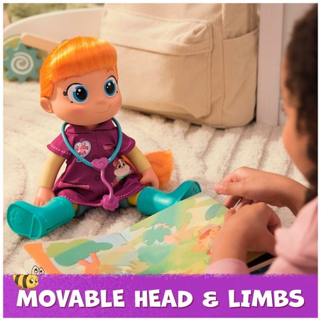 Niña jugando con su muñeca Spin Master, fomento de la creatividad