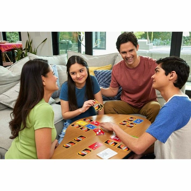 Partida de juegos de cartas familiares con UNO