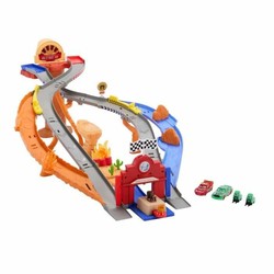 Coches juguete niños en pista de carreras Disney Pixar
