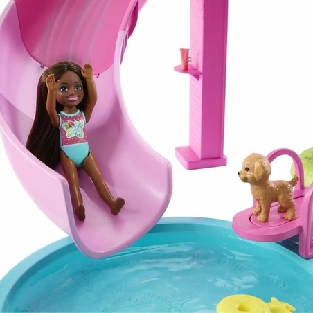 Barbie en su piscina con más de 20 accesorios incluidos.