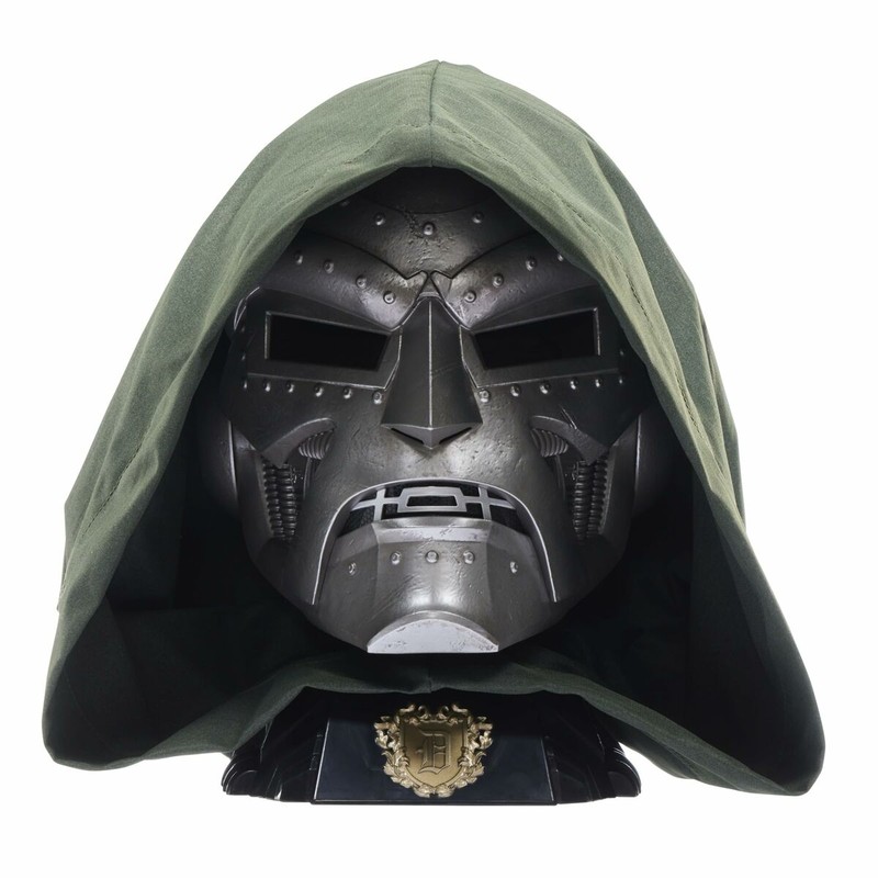 Versatilidad de la peluca plateada Hasbro para disfraces